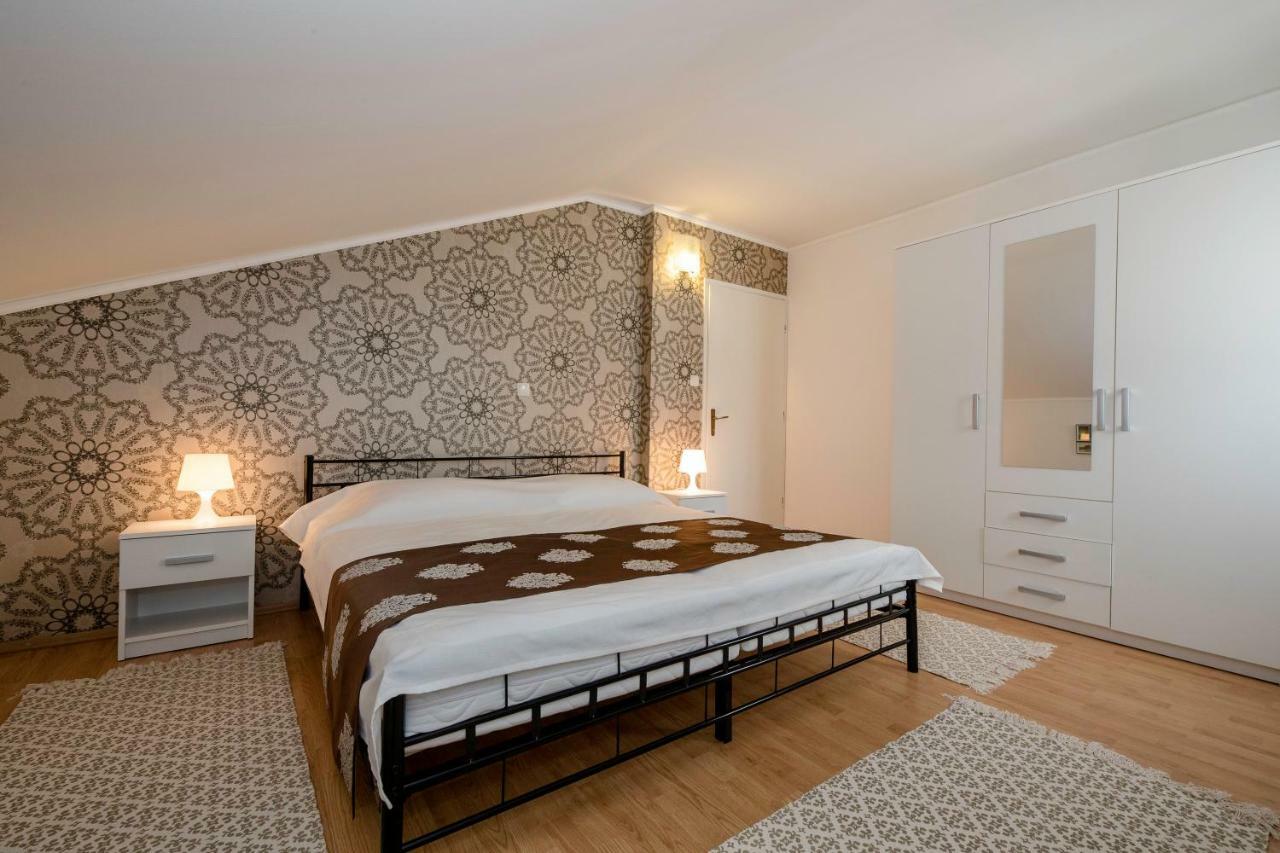 Apartmani Godinic Palit Esterno foto