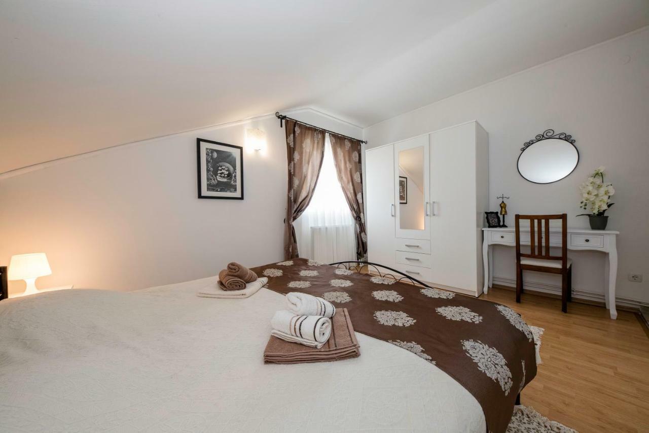 Apartmani Godinic Palit Esterno foto