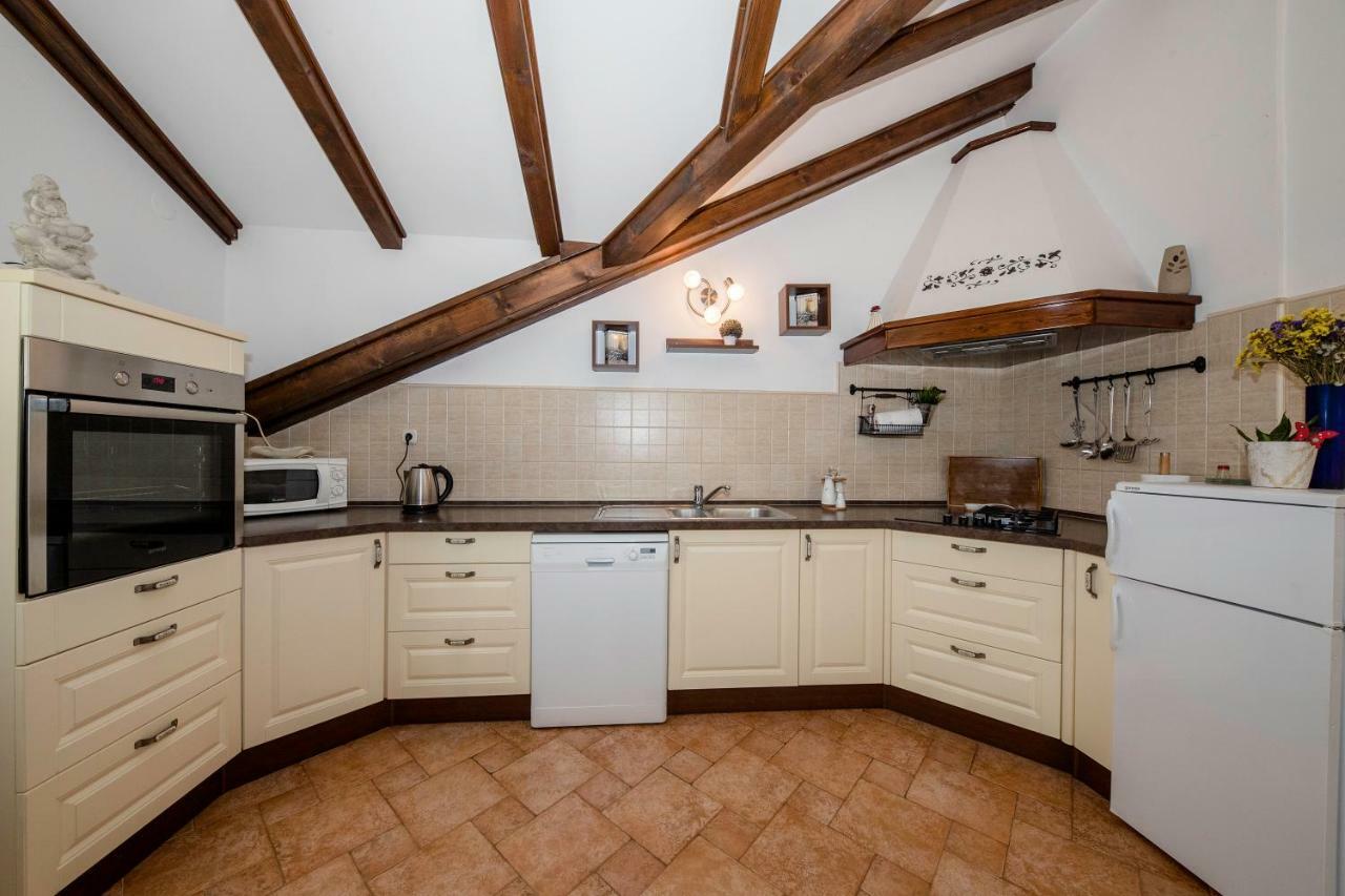 Apartmani Godinic Palit Esterno foto