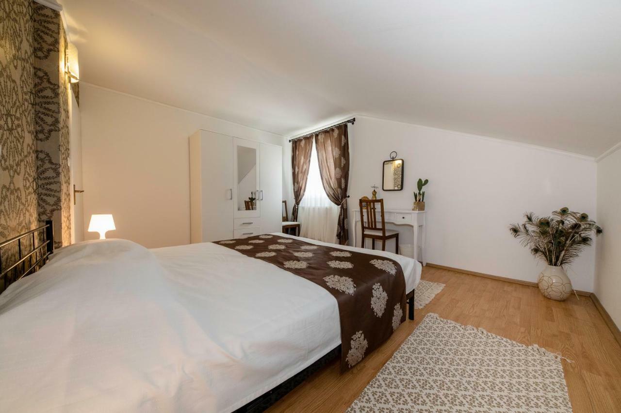Apartmani Godinic Palit Esterno foto